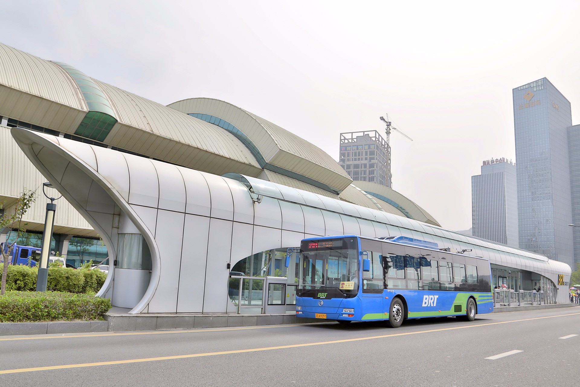 连云港BRT示范线：金旅纯电公交驶出快速路